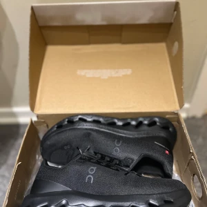 Svarta On Running Cloudtilt Sneakers Strl 42 - Säljes ett par sprillans nya eftertraktade ON Cloudtilt Men’s Black i strl 42! Använda endast en gång vilket inte syns och tyder på att dem är helt nya!   Finns i Stockholm, kan mötas upp samt frakta!  För mer frågor hör av dig!