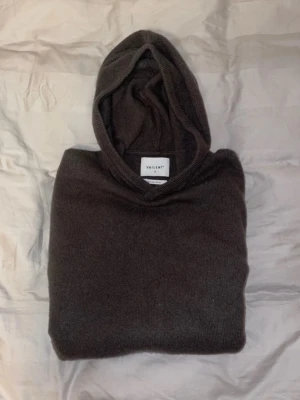 Stickad hoodie merinoull - Säljer en asfet stickad hoddie i det sköna materialet merinoull från Vailent. Helt ny! Så inga noppror och ej krymt i tvätt.  Sitter bra. Storlek M.