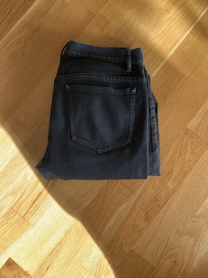 Svarta A.P.C jeans - Hejjj och välkomna till Liljestarnds nu så säljer vi ett par jeans från APC nu pris 2000kr vårt pris endast 500kr kom med frågor osv storlek 29 MVH LILJESTRAND