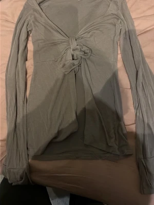 Design by Si topp - Supersnygg grå långärmad topp från Design by Si. Har använt några gånger men inget slitage. S/XS