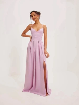 Ljuslila/rosa långklänning med slits - Elegant långklänning i ljusrosa med smala axelband som korsas i ryggen. Klänningen har v-ringad urringning, markerad midja och en hög slits framtill. Använd endast en gång. Går inte att köpa längre. Nypris: 1399 kr Skriv on du har fler frågor eller vill diskutera pris🥰                            Info från Nellys hemsida: Klänning från NLY Eve Hellång modell Satintyg Foder Justerbara axelband Slits i sidan Dold dragkedja Längd i storlek 36: 137 cm    Färg: Light Pink