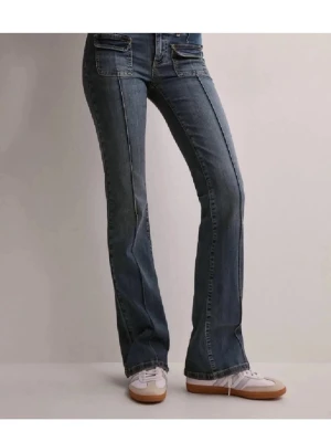 Blå bootcut jeans från Nelly - Säljer dessa snygga Jeans from Nelly. Dom är Lowwaist med fickor fram och bak❤️ skit snygga men säljer då dom inte används. Lite slitna längst ner men inget man märker när man använder dom! De kostar 700 nya 