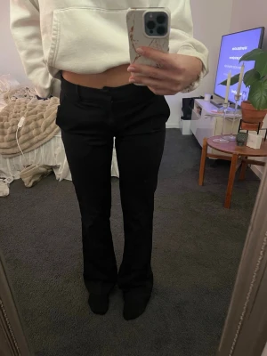Lågmidja kostymbyxor Bikbok - Säljer ett par svarta lågmidjade kostymbyxor från Bikbok med bootcut passform. Jag köpte de på Plick men de passade inte💕 De är slitna ner till som visas på bild.
