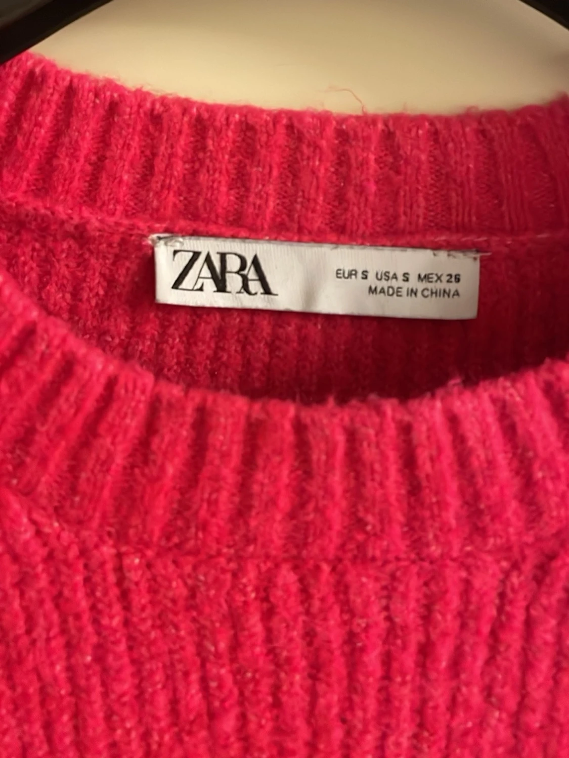 Knallrosa stickad tröja från Zara - 2