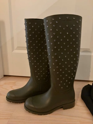 Saint Laurent gröna gummistövlar - YSL yves saint laurent snygga gröna knähöga stövlar. De är i jätte bra skick, aldrig använda eftersom storleken var för liten. Storlek 37 men lite tajta