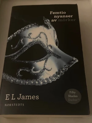 Femtio nyanser av mörker bok - Femtio nyanser av mörker av E L James. Boken är på svenska och utgiven av Norstedts. Perfekt för dig som gillar romantik och dramatik. Pocket bok.