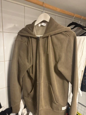 Samsøe Hoodie i storlek M - Säljer nu min samsøe holdie köpt för 1700 kr på Zalando. 