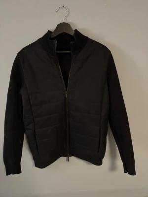 Cardigan från Zara - Tjena säljer en sjukt snygg Zara cardigan i storlek S! Den är perfekt inför våren! Skick 8/10, inga defekter! Hör gärna av er vid fler frågor eller funderingar, mvh