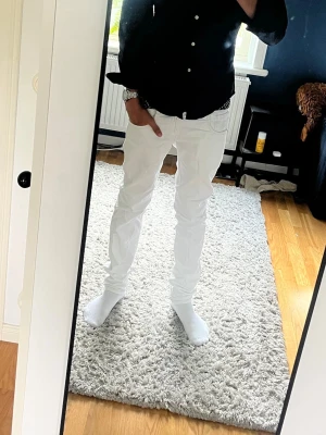 Vita jeans från Replay - Säljer ett par snygga vita jeans från Replay med klassisk femficksmodell och raka ben. Jeansen har en tydlig Replay-lapp bak i midjan. W28 L32 40cm i midjan 105 i längd