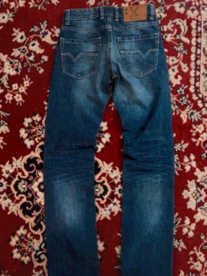 Blue x only selvedge jeans - Ett par riktigt schyssta selvedge jeans från Blue x only. Men Modellen är ”Lars Selvedge”. Väldigt bra skick och har fått lite najs fades i knävecken. Storlek 28/34. Fråga vid funderingar. Kan slänga in en tisha eller ett par weekday jeans vid köp