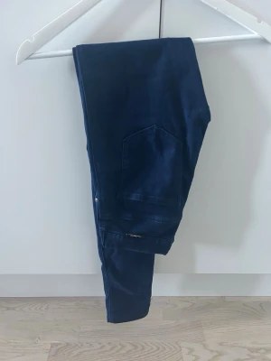 Mörkblå raka jeans - Snygga mörkblå jeans med tight passform. Jeansen har en enkel stil utan slitningar och är tillverkade i ett mjukt denimtyg som känns bekvämt. Perfekta för dig som gillar en clean och stilren look.