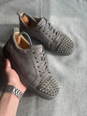 Christian Louboutin skor - Gråa Christian Louboutin skor Silvriga spikar  Bra skick!  Väldigt ovanliga! Och äkta. Inget og följer med! Skriv vid funderingar  //Aurénoir