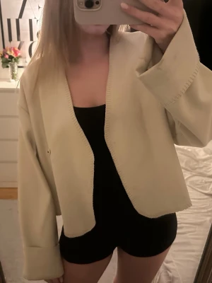 Kofta/ jacka - Säljer denna superfina ifrån Gina Tricot. Kan användas som en kofta eller som en lite tunnare jacka 💕 knappt använd