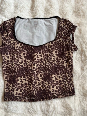 Leopardmönstrad topp - Söt leopard topp. Endast använd ett fåtal gånger. Mått finns med på bilderna men hör gärna av dig vid frågor🫶