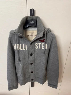 Hollister hoodie  - eftertraktad hoodie från hollister. fint skick och inga defekter. Storlek S
