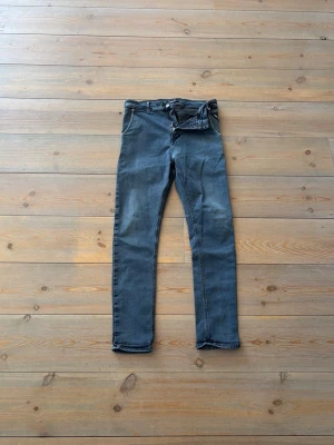 Replay jeans i mörkblå tvätt - rena och stiliga🧵 - Replay jeans i mörkblå tvätt i strl 30/30. Slim fit och snygg passform - perfekt tillskott till garderoben. ✅Utan defekter 🇮🇹Bra stretch, bra kvalité💸Nedsatt pris, endast 299kr!🌟Fri frakt hela veckan!