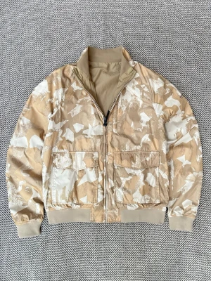 Beige Woolrich Reversible vindjacka i storlek M - Beige Woolrich Reversible jacka i militärmönster Storlek M Inga defekter Hör av er vid frågor!  #woolrich #woolrichjacket #woolrichreversible #reversiblejacket #vändbarjacka #windbreaker #lightjacket #outdoorwear #outdoorstyle #gorpcore #streetwear #streetstyle #casualstyle #everydaywear #layering #lagerpålager #springjacket #höstmönster #functionalwear #premiumbrand #menswear #herrmode #dammode #unisexfashion #ootd #outfitoftheday #fashioninspo #modeinspo #instafashion #fashiongram #vinted 