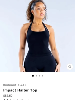 Svart halterneck topp från DRYNE - Snygg svart halterneck sporttopp från DRYNE. Toppen har en åtsittande passform och bred resår under bysten för extra stöd. Tillverkad i ett stretchigt och fukttransporterande material som passar perfekt till träning och gym. Använd endast 1 gång då den var lite för stor för mig. Därmed vill jag sälja denna och köpa en storlek mindre❤️