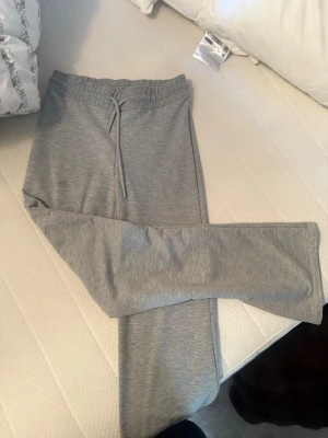 Grå mjukisbyxor - Sköna 