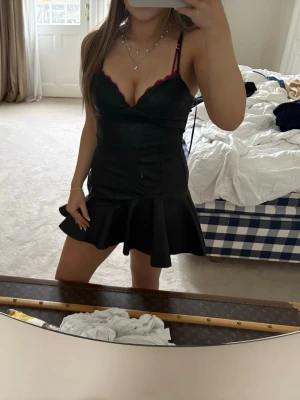 Svart kort skin klänning - Snygg festlig svart skin kort klänning ifrån zara, helt oanvänd för att den kom för sent till nyår, lappen står ej kvar men köpt för 499. Pris kan diskuteras