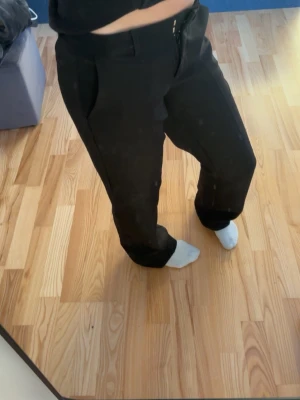 Kostymbyxor ❣️ - Ett par kostymbyxor från Nelly i storlek Xxs/32.  Nästan aldrig använda, alltså inga defekter osv. Säljer då de är för små!    Jag är 165 och de sitter väldigt bra i längden på mig☺️ Kom privat för mer info,diskutera pris osv! 💗💗 