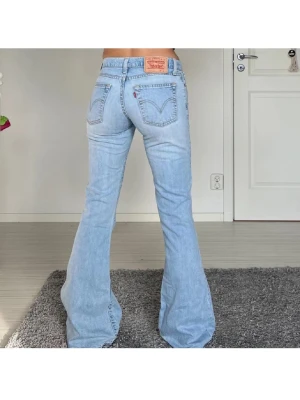 Levis jeans - Midjemått 36cm rakt över, innerbenslängd 82 cm🩷lånade bilder säljer då de inte passar mig
