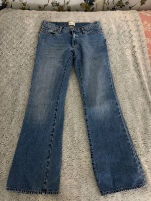 Blå bootcut jeans från Abrand Jeans - Snygga blå bootcut jeans från Abrand Jeans med klassisk femficksdesign och bälteshällor. Jeansen har en rak passform upptill och utsvängda ben. Tillverkade i slitstarkt denimtyg som ger en cool vintagekänsla.