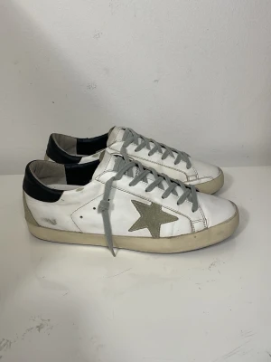 Golden goose Skor  - Säljer nu dessa Golden Goose Superstar skor, fint skick men blivit lite små slitna i hälen som är vanligt hos goose, skriv för fler bilder/frågor🙌🏼