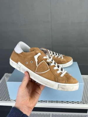 Helt nya Philippe model prsx - Hej! Jag säljer ett helt nytt par philippe model prsx. I en brun/orange färg. De är i storlek 41 och allting ingår, låda och skopåse. Hör gärna av er vid frågor och funderingar🤗