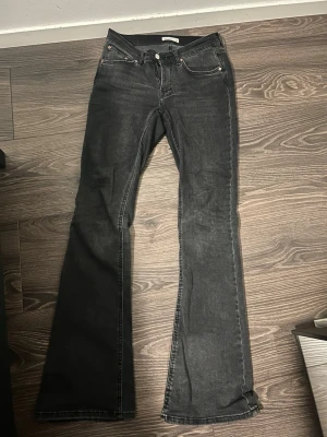Svarta bootcut jeans från Gina tricot - Säljer ett par svarta bootcut jeans från Gina Tricot. Jeansen har låg midja och utsvängda ben. Jeansen är mörkgråa/svarta. Dem är använda men är i bra skick.
