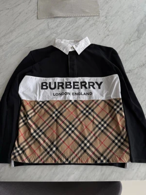 Burberry tröja - svart burberry tröja/zip tröja riktigt snygg bra skick passar 152 cm