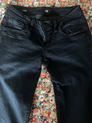 Mörkblå bootcut jeans från LTB -  Nästan helt oanvända 😇Modell Valerie! 