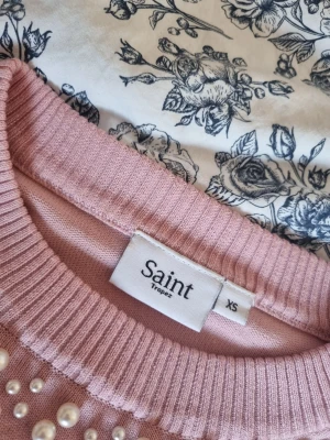 Rosa tröja med pärlor  - Söt ljusrosa tröja från Saint Tropez med pärldetaljer längs halsringningen. Tröjan har rund hals, långa ärmar och ribbade muddar. 💗💗