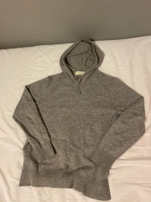 Grå cashmere hoodie - Grå cashmere hoodie från sayless. Storlek XS.