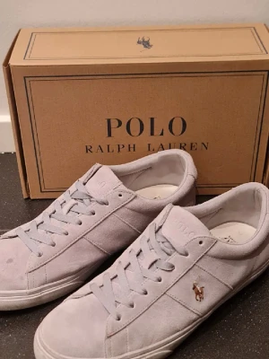 Gråa feta skor från Polo Ralph Lauren - Säljer nu dessa snygga mocka skor från Ralph Lauren. De är nästan aldrig använda och har knappt något tecken på användning förutom på insidan där märket börjat försvinna lite, det är inte något man ser när skorna är på. Perfekta nu inför sommaren och är väldigt enkla att styla, passar till allt. Hör av dig vid frågor!