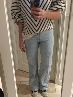 MONKI JEANS  - Wide leg jeans från monki med hög midja i storlek 36. 