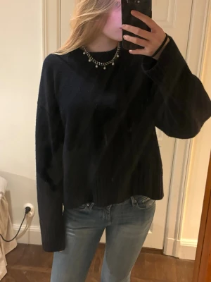 Mörkblå stickad tröja  - Säljer en mörkblå stickad tröja ifrån H&M. Tröjan är mestadels ull. Hör av er vid frågor / fler bilder osv. Priset kan diskuteras.🩷🩷