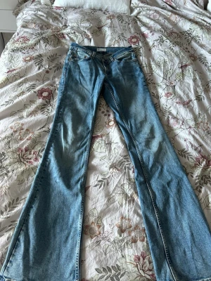 Ljusblåa bootcut jeans från Gina Tricot  - Ljusblåa bootcut jeans från Gina Tricot i storlek S/36. Midwaist. 