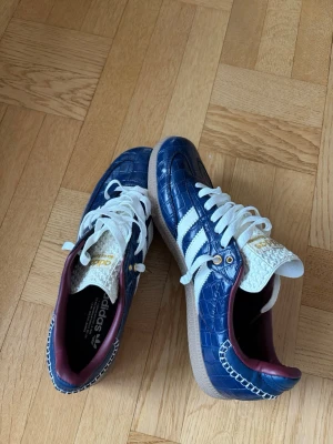 adidas Samba Wales Bonner Navy Croc - Unika fräsha Wales Bonner adidas skor. 
