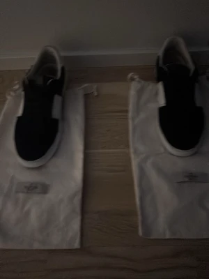 Ett par feta valentino flycrew  - Jag säljer dessa valentio flycrew för att det är för små               De har tappat 6 nitar.De kommer i deras dustbag men har inte boxen till dom, kan diskutera om priset              