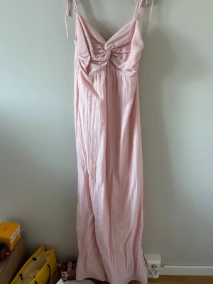 Adoore Rialto Dress - Fin klänning från Adoore som inte säljs längre. Det är Rialto dress från ss24 kollektionen. Den är endast använd vid ett tillfälle så i nyskick. Banden går att justera eller ta bort som man kan se på sista bilden  💞💞