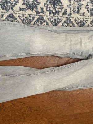 Ljusgråa jeans - Säljer ett par ljusgråa jeans med klassisk femficksdesign och smal passform. Jeansen har en snygg tvättad look . Perfekta till en avslappnad stil och passar till det mesta i garderoben.