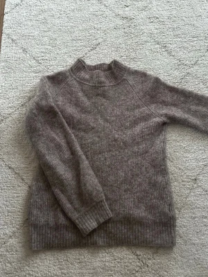 Stickad tröja i ullmix - Mysig beige stickad tröja med ribbade muddar och högre hals💕💕