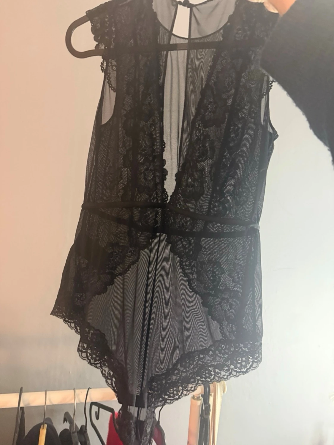 Svart spetsbody med meshdetaljer - 1