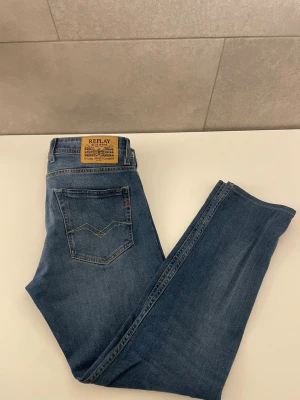 Blå raka jeans från Replay - 33/34 mer åt baggy hållet än slim