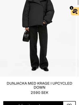 Arket dunjacka - Säljer denna så fina dunjacka från Arket! Köpt denna vinter och endast använd fåtal gånger, prislapp kvar 💕