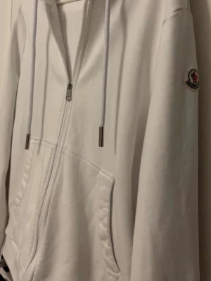 Moncler - Säljer min fina Moncler hoodie den är i okej skick använde ett Per gånger den är i storlek S fast passar till M oftast 