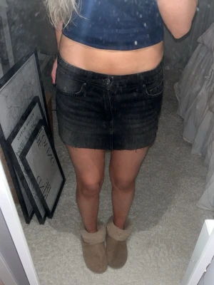 lågmidjad jeanskjol  - jätte fin och även i jätte fint skick knappt använd midjemått är 36cm ❤️