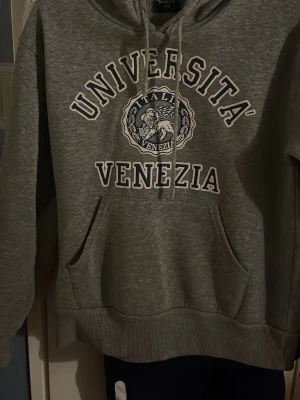 hoodie - grå hoodie i storlek xs!