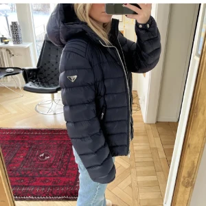 Marinblå jacka från Prada - Prada winter jacket, marinblå är iprincip nyskick! (Ordinarie pris ca 14 000kr ) 💓 